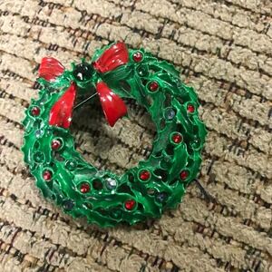Enameled Holly Berry Wreath Pin with Bow Unbranded Vintage 1-3/4" Diameter